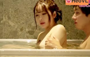 Anh trai đi vắng em trai tắm cùng cô chị dâu