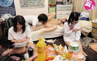Bất chấp can ngăn của gia đình, những em học sinh bán thân kiếm tiền