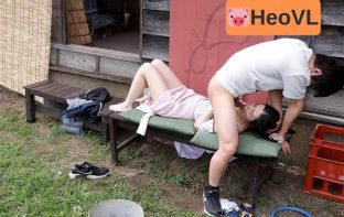 Cậu thanh niên vụng trộm với chị hàng xóm xinh đẹp