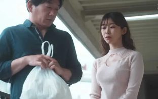 Chạm mặt cô nàng nhà bên thường xuyên phát ra tiếng rên rỉ mỗi đêm