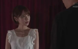 Chỉ cần chạm vào là có thể thôi miên nữ biên tập viên xinh đẹp