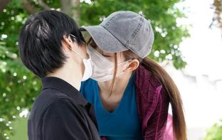 Chuyện tình của Akari Mitani với bạn trai quen qua mạng trong mùa covid