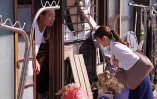 Cô giáo đến thăm nhà cậu học trò nghỉ học rồi bị bố cậu ấy giam cầm