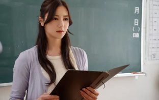 Cô giáo ở lại tăng ca bị cậu học trò cá biệt bất ngờ chụp thuốc mê