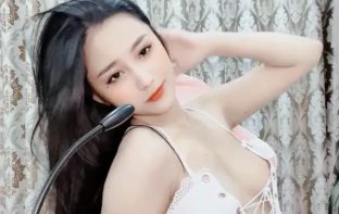 Cơ thể không vết muỗi đốt cùng cái lồn ướt át