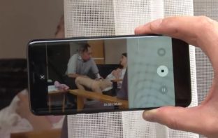 Con dâu gian díu với bố chồng bị gã quản lý khu phố phát hiện