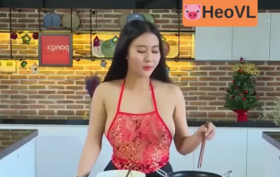 Dâm nữ Pong Kyubi lộ đầu ti thâm đen dạy nấu ăn