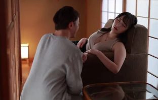 Em Chồng yêu nghiện thủ dâm làm liều với bạn gái của anh trai khi anh trai đi vắng