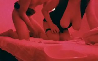 Em đĩ vú xệ bị khách xuất tinh vào lồn