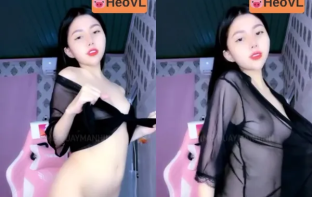 Em gái livestream khoả thân lắc cơ mông dẻo như kẹo kéo