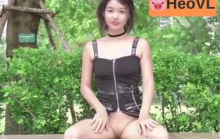 Em gái tự tin khoe bướm nơi công viên