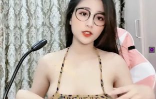 Em gái xinh đẹp phục vụ mấy anh em đồng dâm vô cùng nhiệt tình