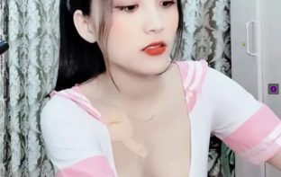 Em gái xinh mặc quần lọt khe, lòi cặp mông to trắng nõn nà