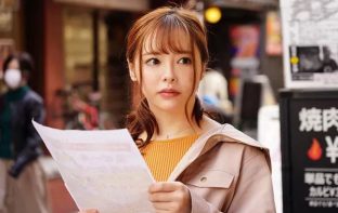 Em học sinh bị bắt phục vụ khách khi làm thêm ở quán rượu