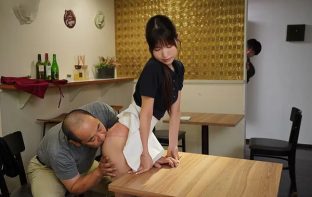 Em nhân viên vì tiền mà chấp nhận yêu cầu biến thái của gã quản lý