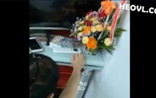 Không chịu đi tắm vì nứng quá cần địt luôn !