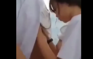 Lộ clip 2 em học sinh THPT Đào Duy Từ lén lút trong nhà vệ sinh – Part 1