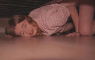 Lợi dụng nện chị kế khó tính đang kẹt dưới gầm giường