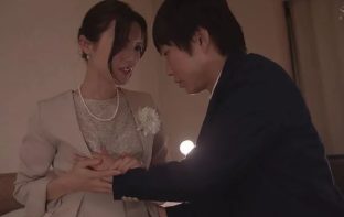 Má kế đến chúc mừng con trai tốt nghiệp và món quà bất ngờ