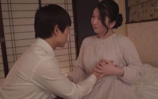 Món quà bất ngờ của má kế cho cậu con trai vừa mới tốt nghiệp ra trường