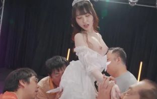 Nữ ca sĩ trẻ vừa giỏi hát còn vừa giỏi làm tình với fan hâm mộ