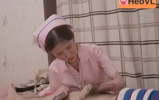 Nữ hộ lý và anh chàng bệnh nhân cu bự