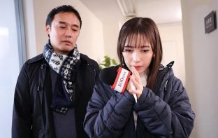 Nữ phóng viên dự báo thời tiết bị mắc kẹt ngủ chung phòng với gã giám đốc tồi tệ