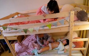 Ông chú đồi bại đến nhà chơi nữa đêm mò vào phòng 2 cô cháu gái
