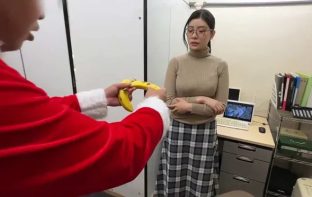 ông già noel có khả năng hoán đổi thân xác sau khi ăn quả chuối…