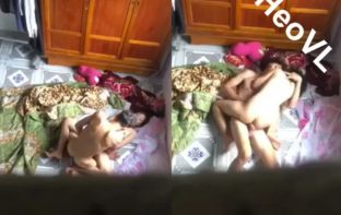 Quay lén thằng phòng bên đang địt người yêu