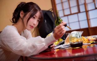 Thanh niên về quê chơi bị cô bạn thuở nhỏ cho uống thuốc kích dục