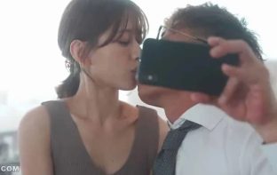 Thấy Cô vợ hơi lạ, Gã chồng xem điện thoại Người vợ và thấy cảnh địt với quản lý của mình
