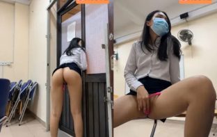 Thầy giáo đến lớp trễ nên cô học trò đành tự &quot;học&quot; trước P1