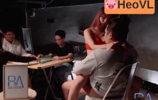 Thua cờ bạc chị gái cạnh bên dùng thân trả nợ