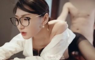 Vào phòng riêng được sếp nữ dâm đãng bú cu cho